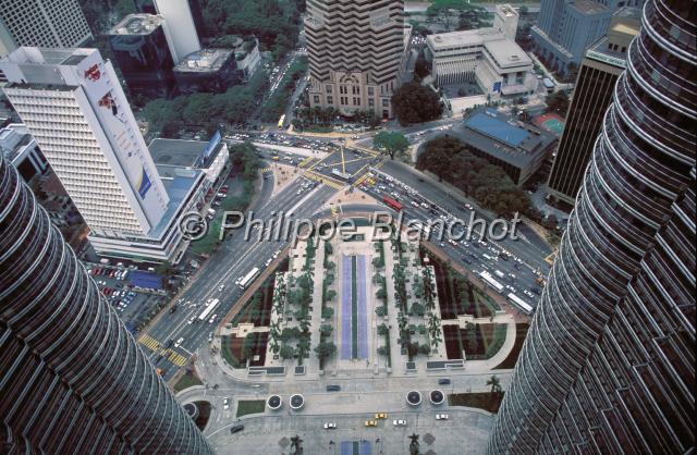 malaisie 05.JPG - Vue en plongée de la passerelle des Twin Towers, PetronasKuala LumpurMalaisie